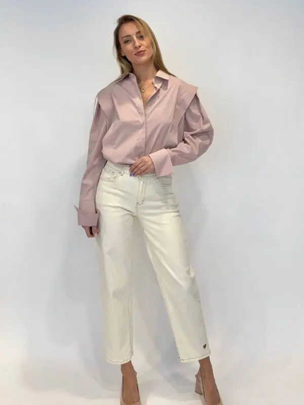 Klasikiniai marškiniai išraiškingais pečiais