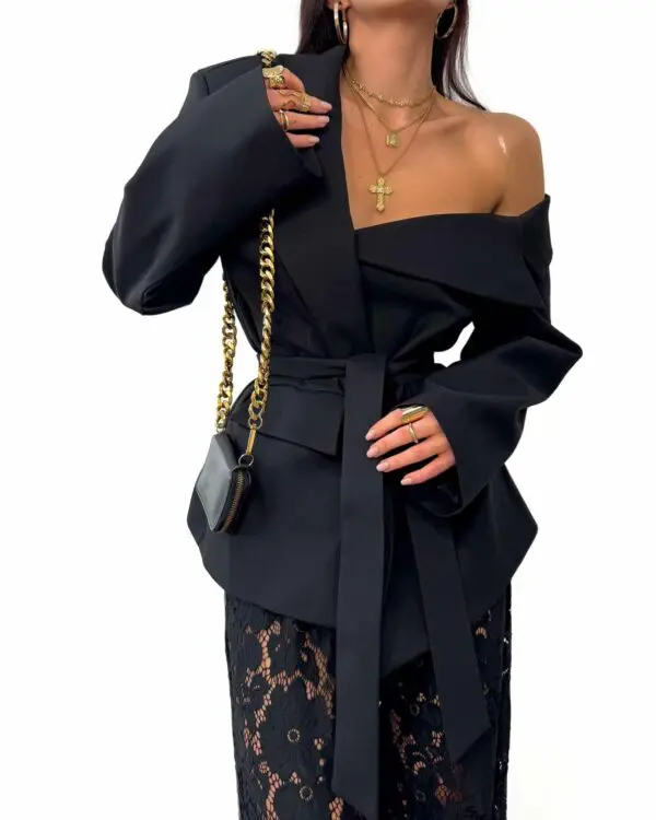 Švarkas su atidengtu vienu petimi