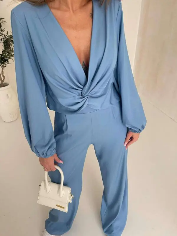 Laisvalaikio kostiumėlis su stilinga mazgo detale