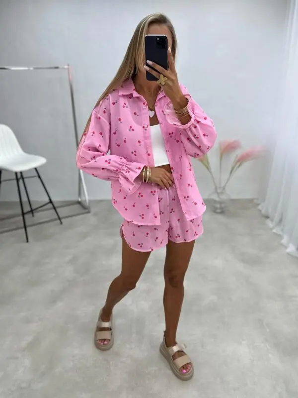 Kostiumėlis su vyšniomis