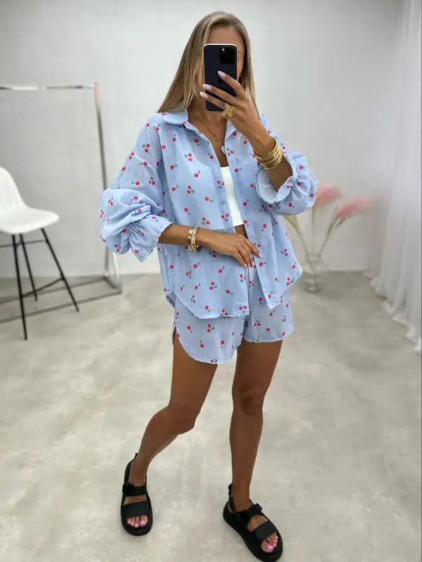 Kostiumėlis su vyšniomis