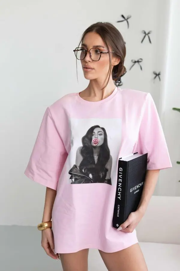 Marškinėliai iliustruoti merginos printu