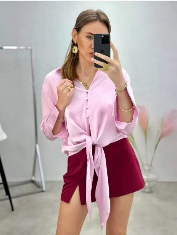 Puošni palaidinė su sagutėmis