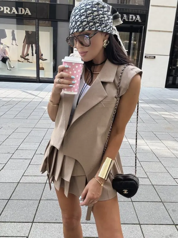 Stilinga trumpesnio kirpimo liemenė