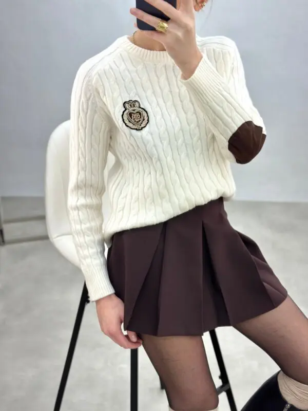 Megztinis su dekoratyvine emblema