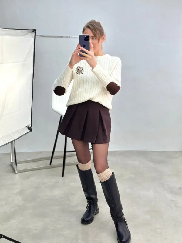 Megztinis su dekoratyvine emblema