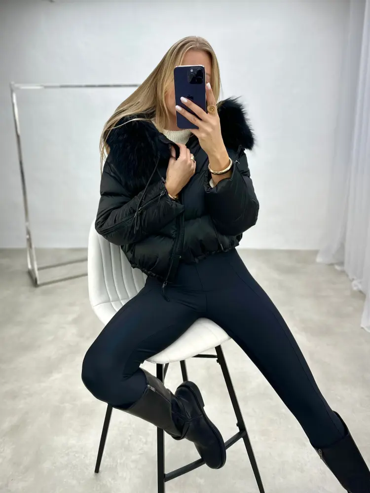 Trumpa striukė su natūraliu kailiu