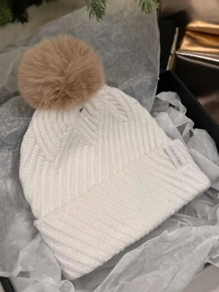 Šilta Calvin Klein kepurė su kutu