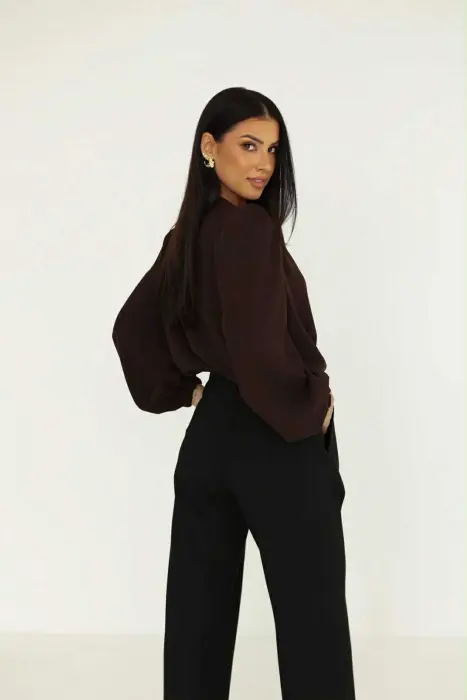 Laisvo silueto marškiniai su rože ant peties