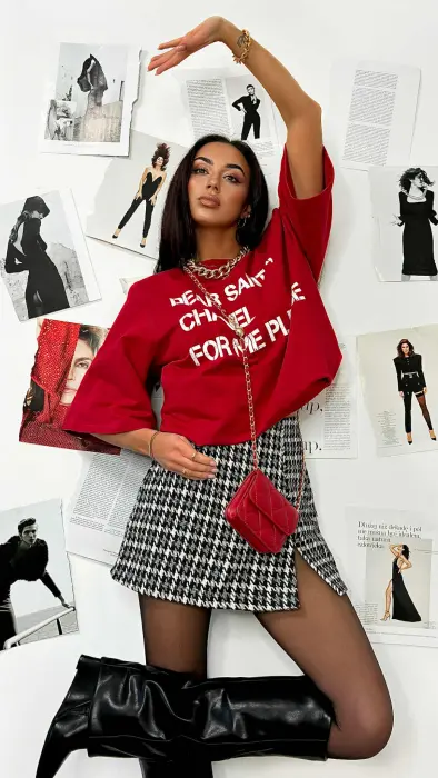 Stilinga palaidinė su šventiniu užrašu