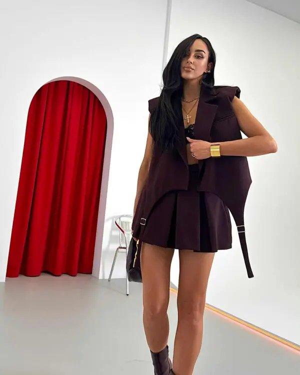 Stilinga liemenė su išraiškingais pečiais