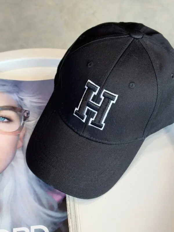 Kepurė su snapeliu H