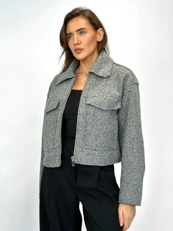 Stilinga trumpa striukė su užtrauktuku