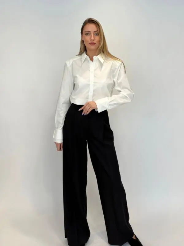 Marškiniai su išraiškingais pečiais