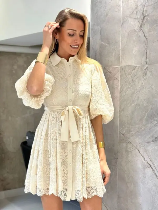 Suknelė pūstomis rankovėmis