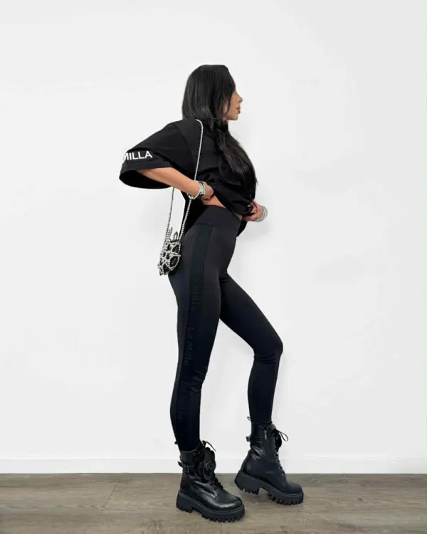 Tamprės su plačiomis juostomis šonuose