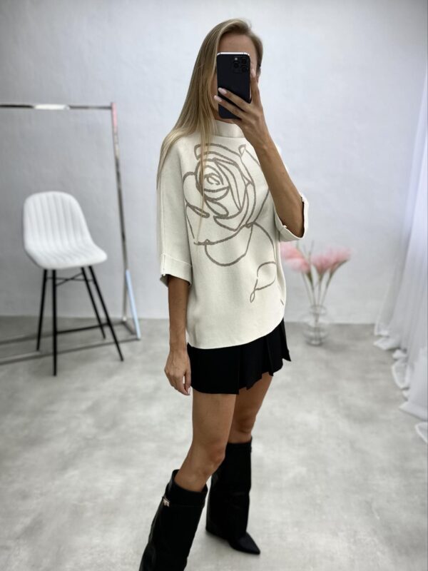 Minimalistinis megztinis su grafiniu gėlių raštu