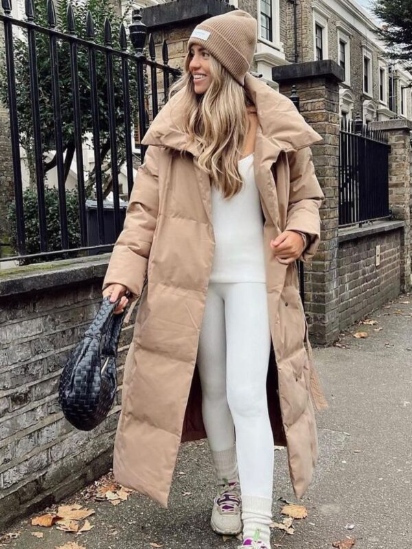 Ilga smėlinės spalvos striukė su dirželiu