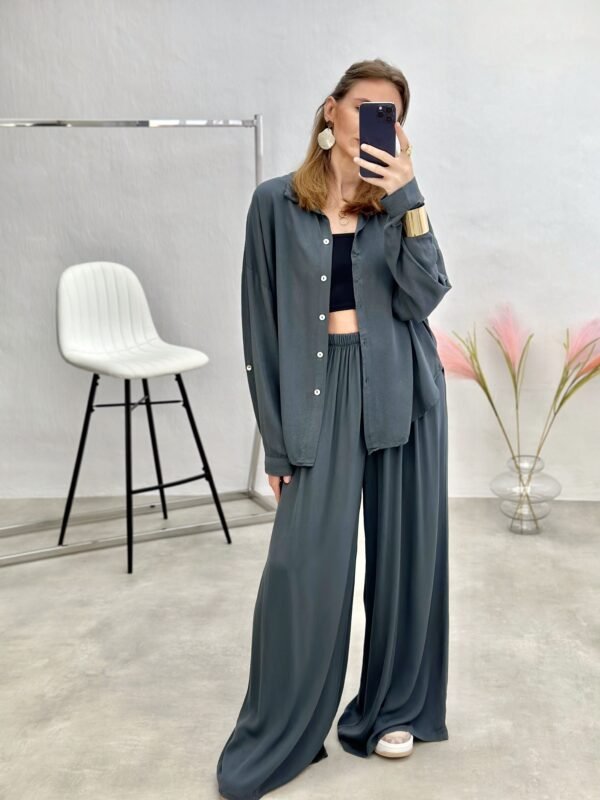 Stilingas dviejų dalių kostiumas