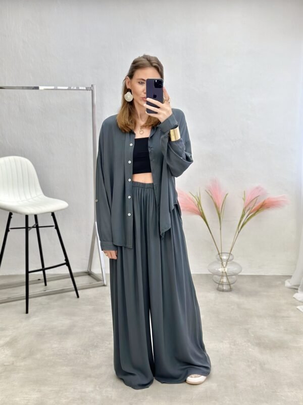 Stilingas dviejų dalių kostiumas