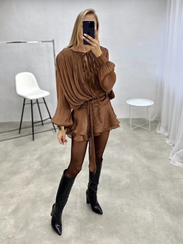 Suknelė su raukiniais