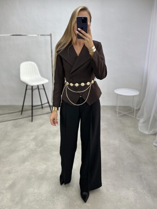 Švarkas su auksinės spalvos grandinėle