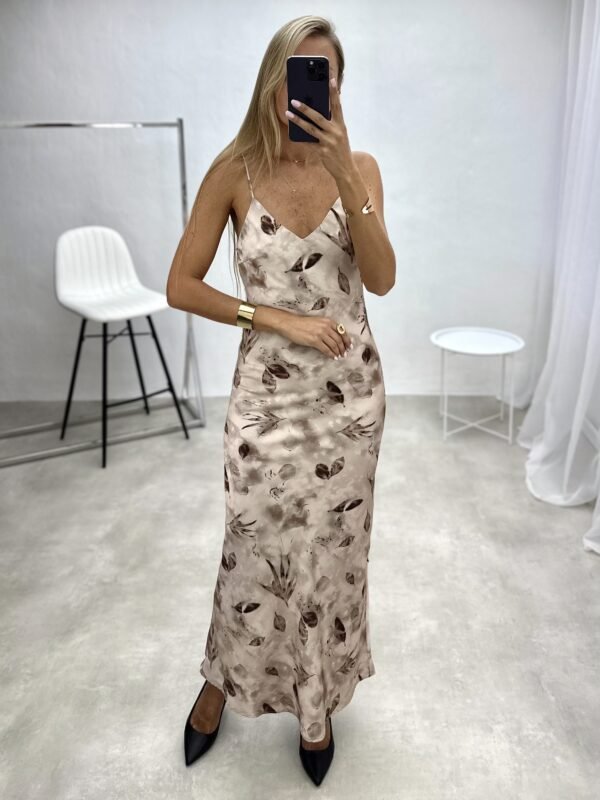 Ilga lengvo audinio suknelė