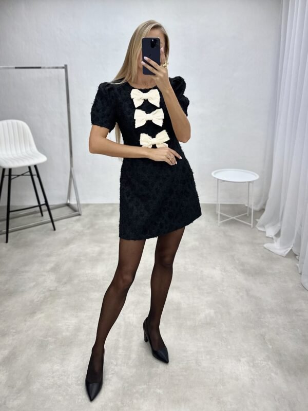 Suknelė su kaspinėliais