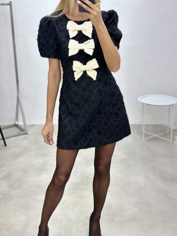 Suknelė su kaspinėliais