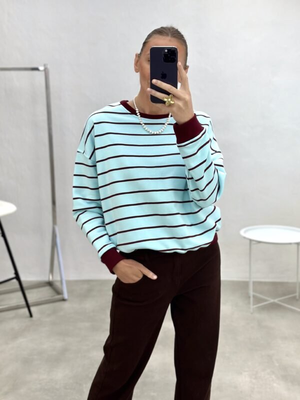 Stilingas dryžuotas džemperis