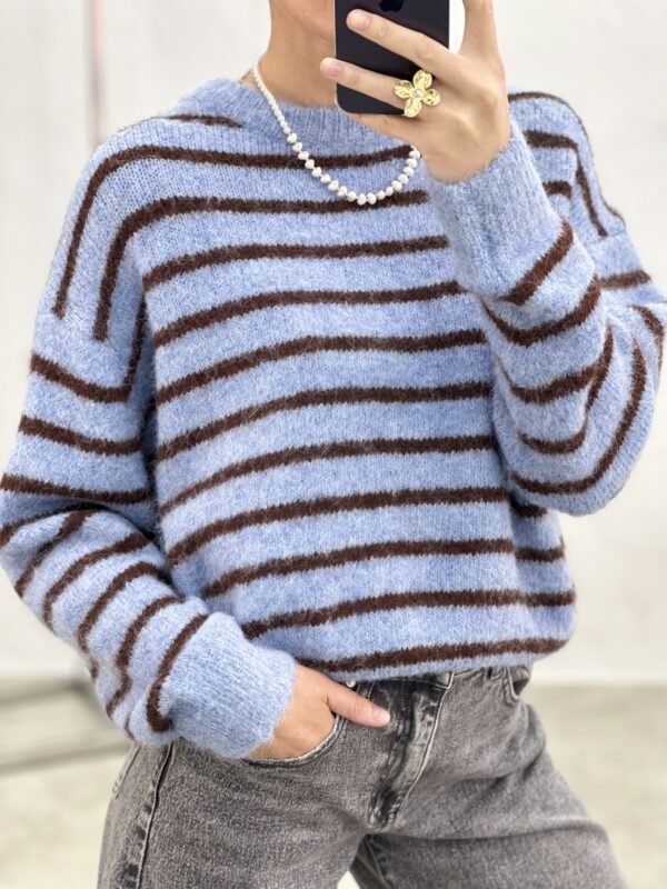 Jaukus dryžuotas megztinis