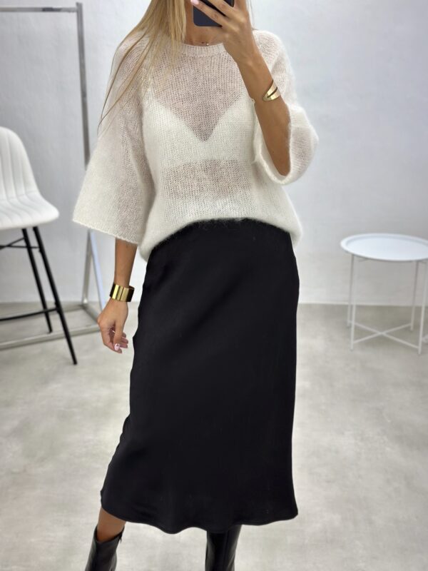 Blizgaus audinio sijonas