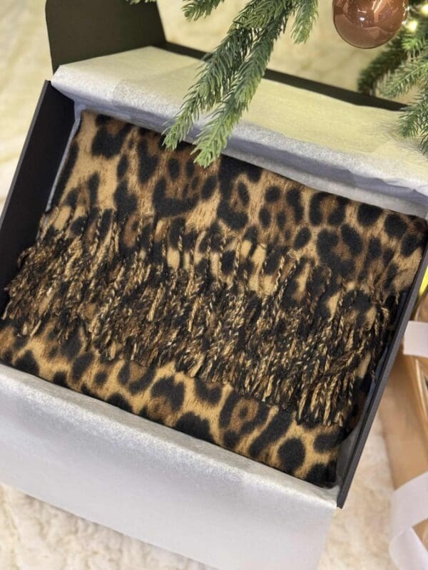 Leopardo rašto skara su kutais