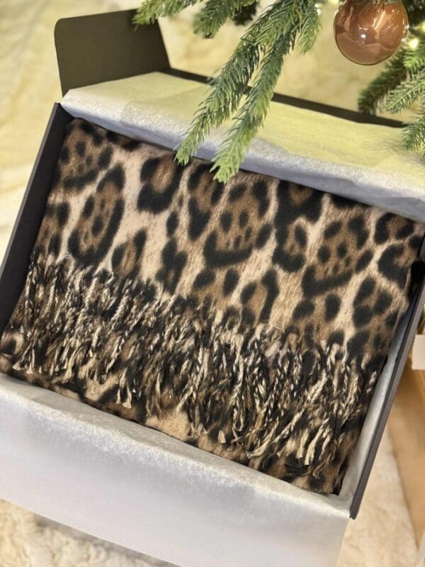 Leopardo rašto šalikas su kutais