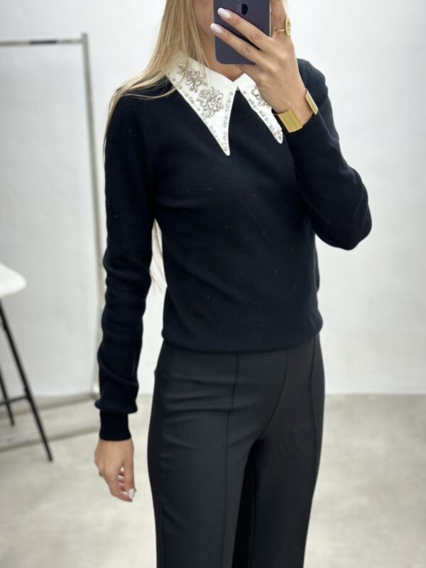 Megztinis su siuvinėtais karoliukais