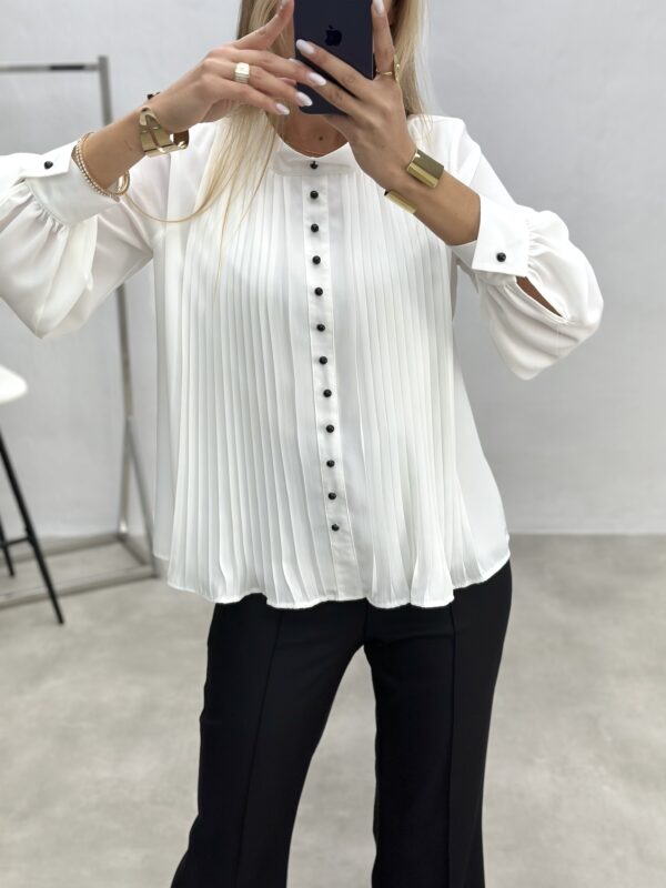 Palaidinė su subtiliomis detalėmis