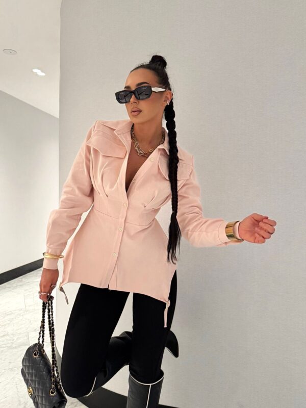 Stilingi įliemenuoti marškiniai su akcentais