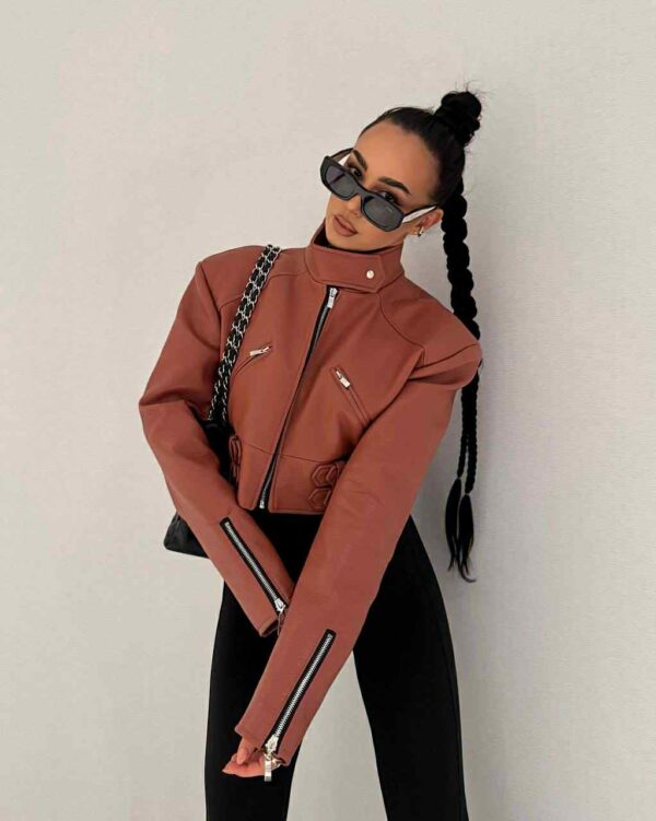 Trumpa dirbtinės odos striukė su užtrauktukais