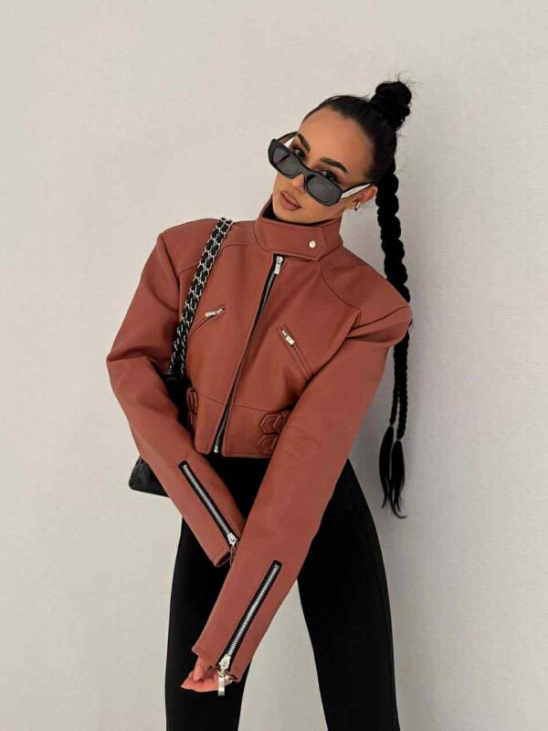 Trumpa dirbtinės odos striukė su užtrauktukais