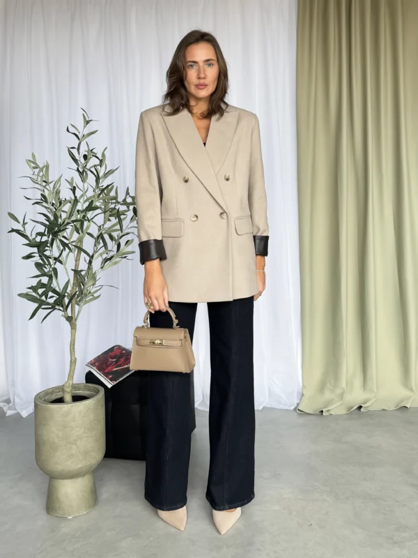 Švarkas su dirbtinės odos rankogaliais